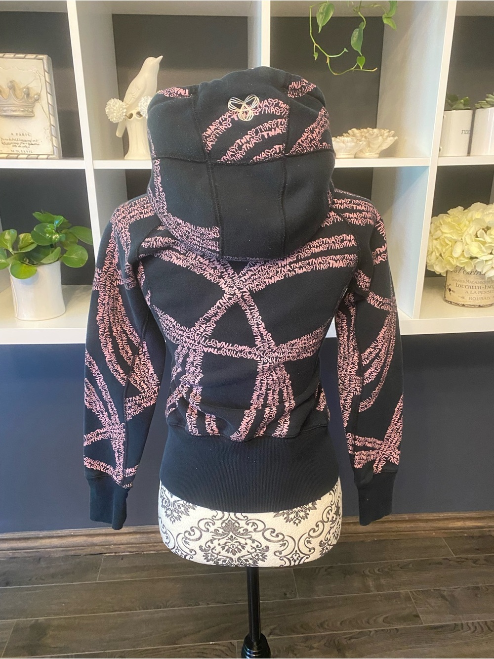 Rare Aritzia TNA Black Zip Hoodie with Pink Pattern Size XS - Picture 2 of 6